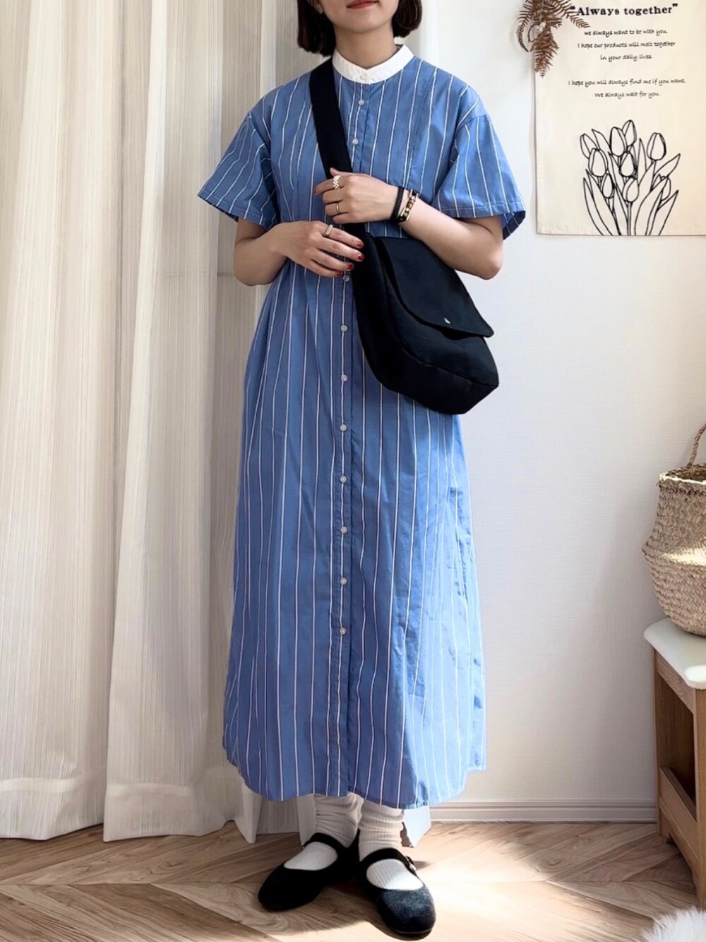 ブルー系のワンピース、ブラック系のショルダーバッグ、ブラック系のバレエシューズを着用したレディースの夏コーディネートの3枚目の写真