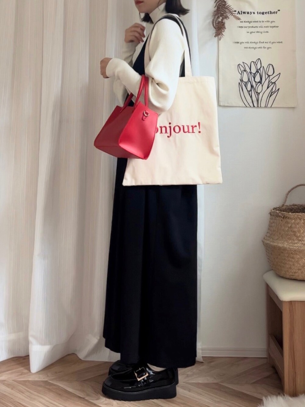 ホワイト系のニット/セーター、ブラック系のワンピース、レッド系のボストンバッグを着用したレディースの秋コーディネートの3枚目の写真