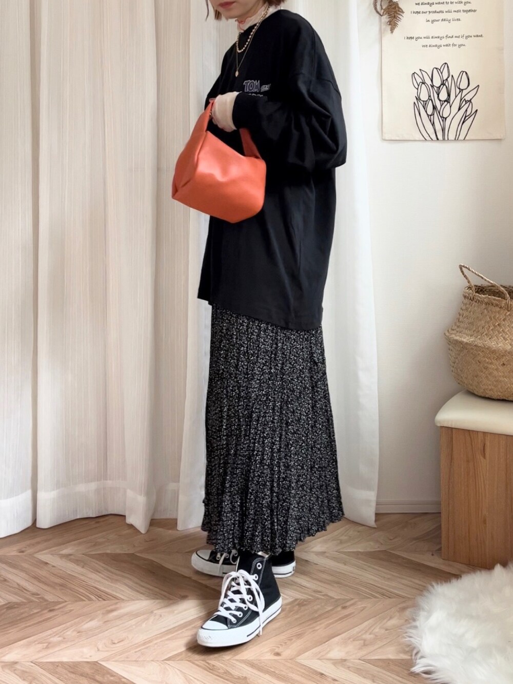 ブラック系のTシャツ/カットソー、ホワイト系のTシャツ/カットソー、オレンジ系のハンドバッグを着用したレディースの秋コーディネートの3枚目の写真