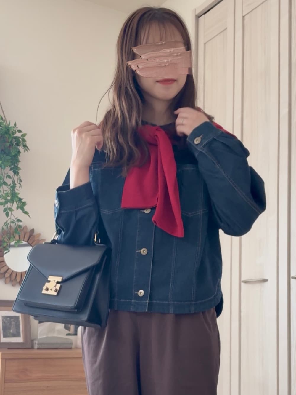 ブルー系のデニムジャケット、ブラウン系のその他パンツを着用したレディースの秋コーディネートの2枚目の写真