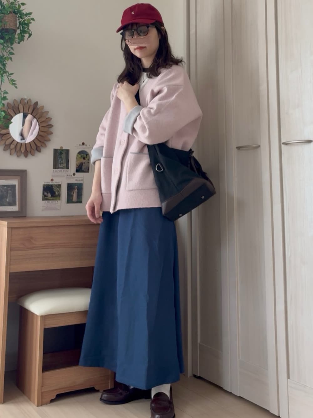 ブルー系のスカート、ブラック系のボストンバッグを着用したレディースの春コーディネートの3枚目の写真