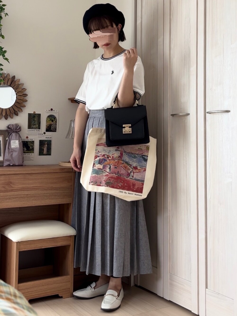 ホワイト系のTシャツ/カットソー、ブラウン系のスカート、ホワイト系のローファーを着用したレディースの夏コーディネートの2枚目の写真