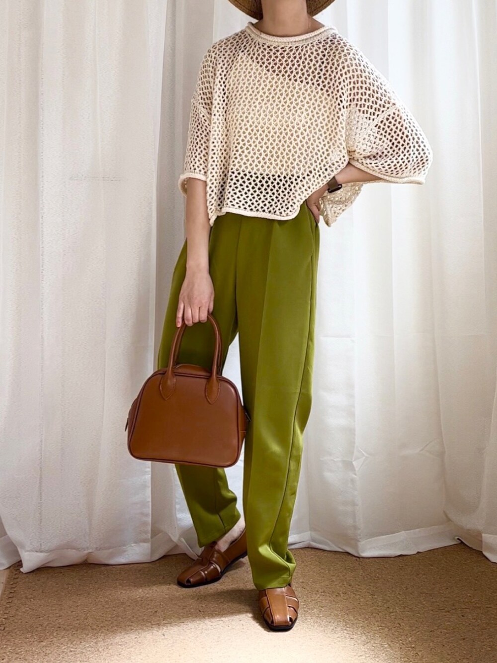 ホワイト系のニット/セーター、ホワイト系のキャミソール、イエロー系のボストンバッグを着用したレディースの春コーディネートの2枚目の写真