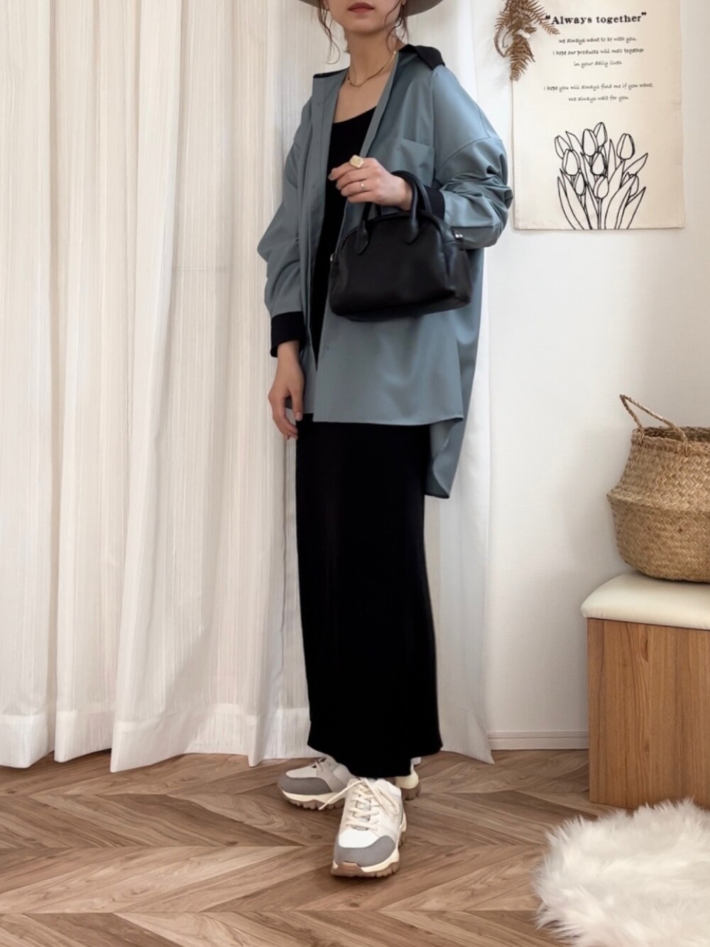 グリーン系のシャツ/ブラウス、ブラック系のワンピース、ブラック系のボストンバッグを着用したレディースの秋コーディネートの2枚目の写真