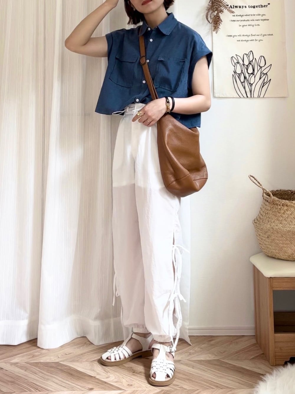 ブルー系のシャツ/ブラウス、ホワイト系のカーゴパンツを着用したレディースの夏コーディネートの2枚目の写真