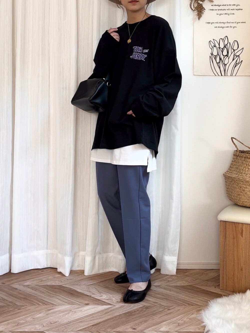 ブラック系のTシャツ/カットソー、パープル系のその他パンツ、ブラック系のショルダーバッグを着用したレディースの秋コーディネートの4枚目の写真