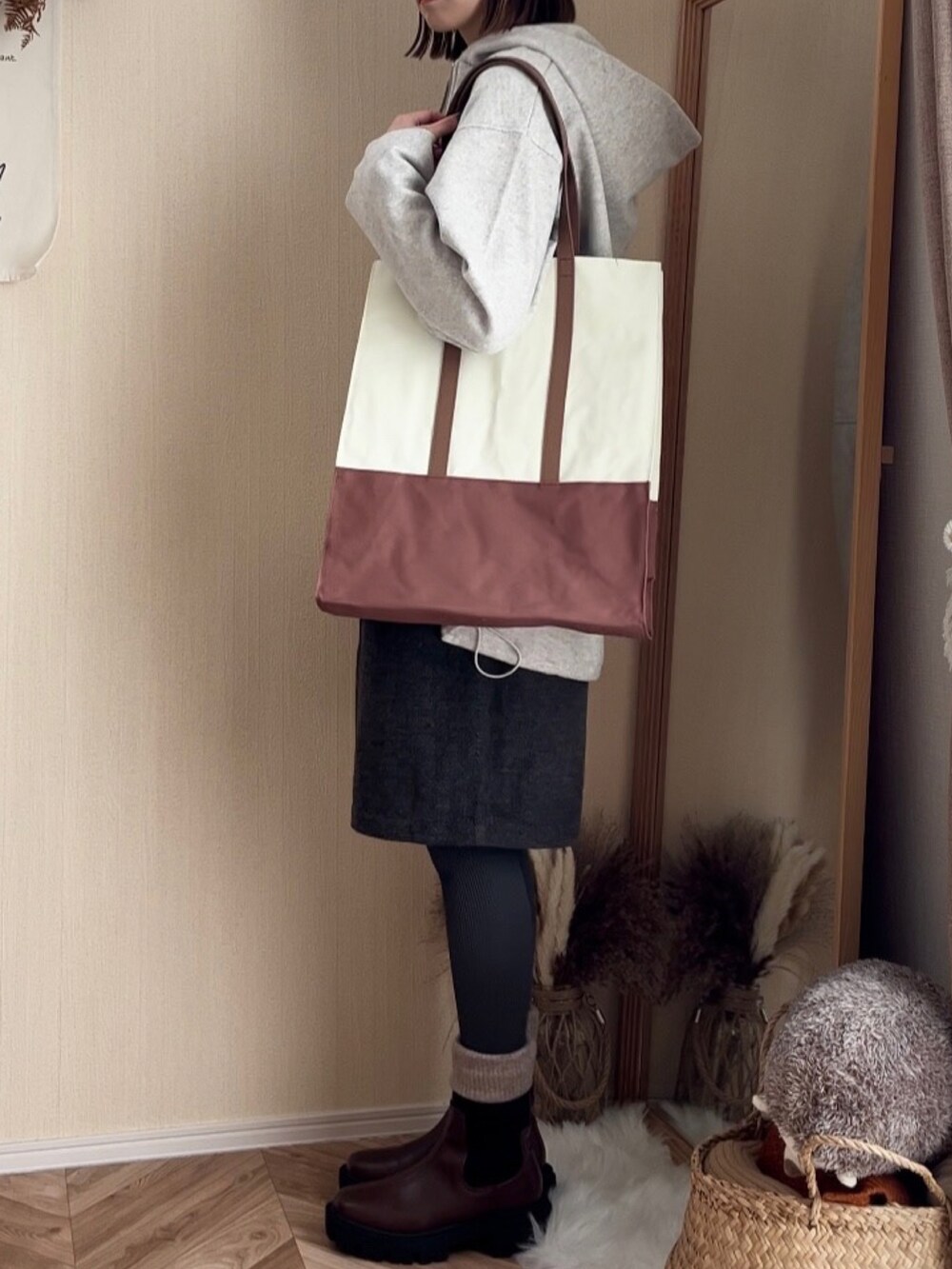 ホワイト系のパーカー、ホワイト系のTシャツ/カットソー、ブラウン系のその他パンツを着用したレディースの冬コーディネートの4枚目の写真