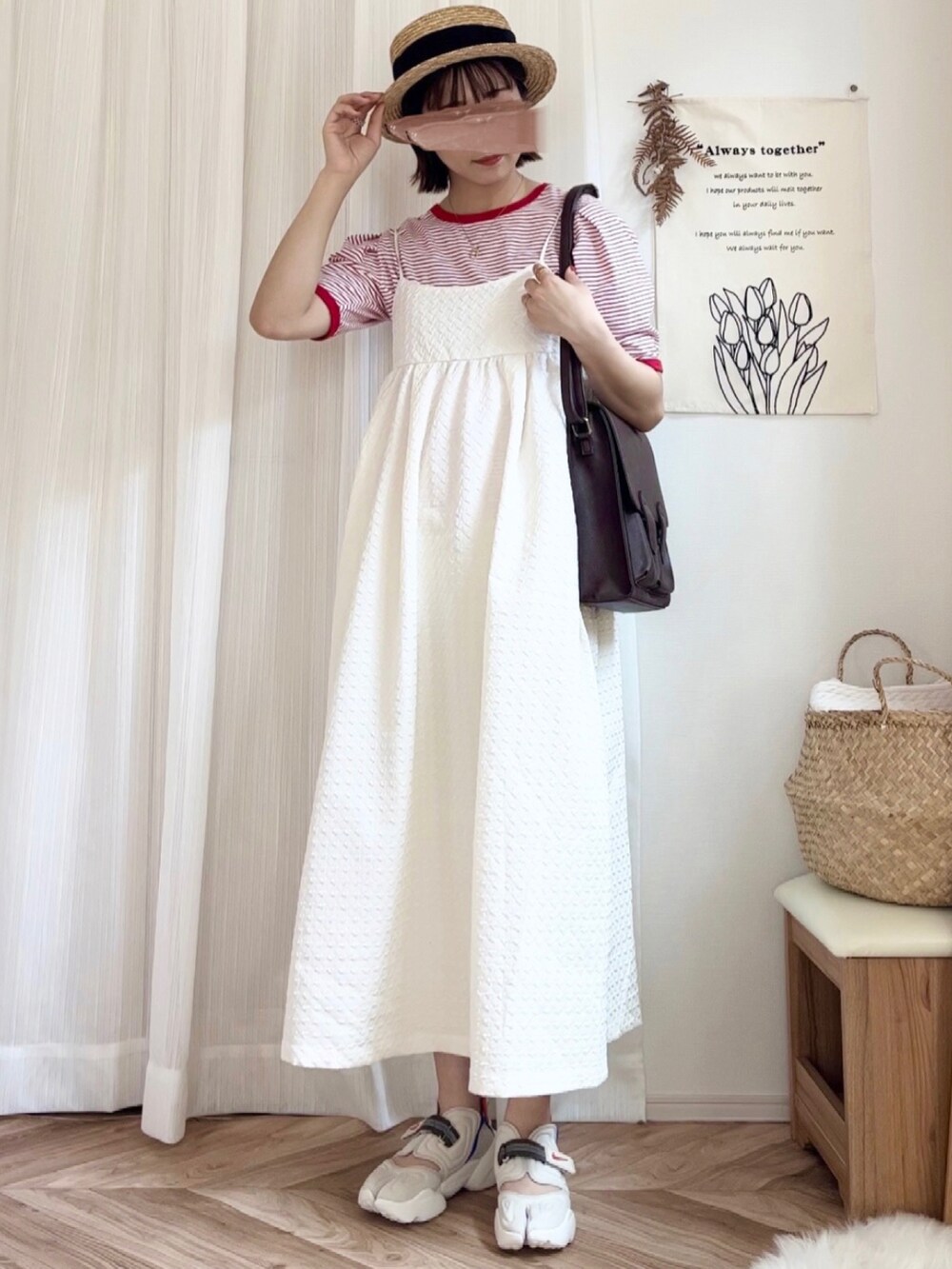 レッド系のTシャツ/カットソー、ホワイト系のワンピース、ブラウン系のショルダーバッグを着用したレディースの夏コーディネートの2枚目の写真