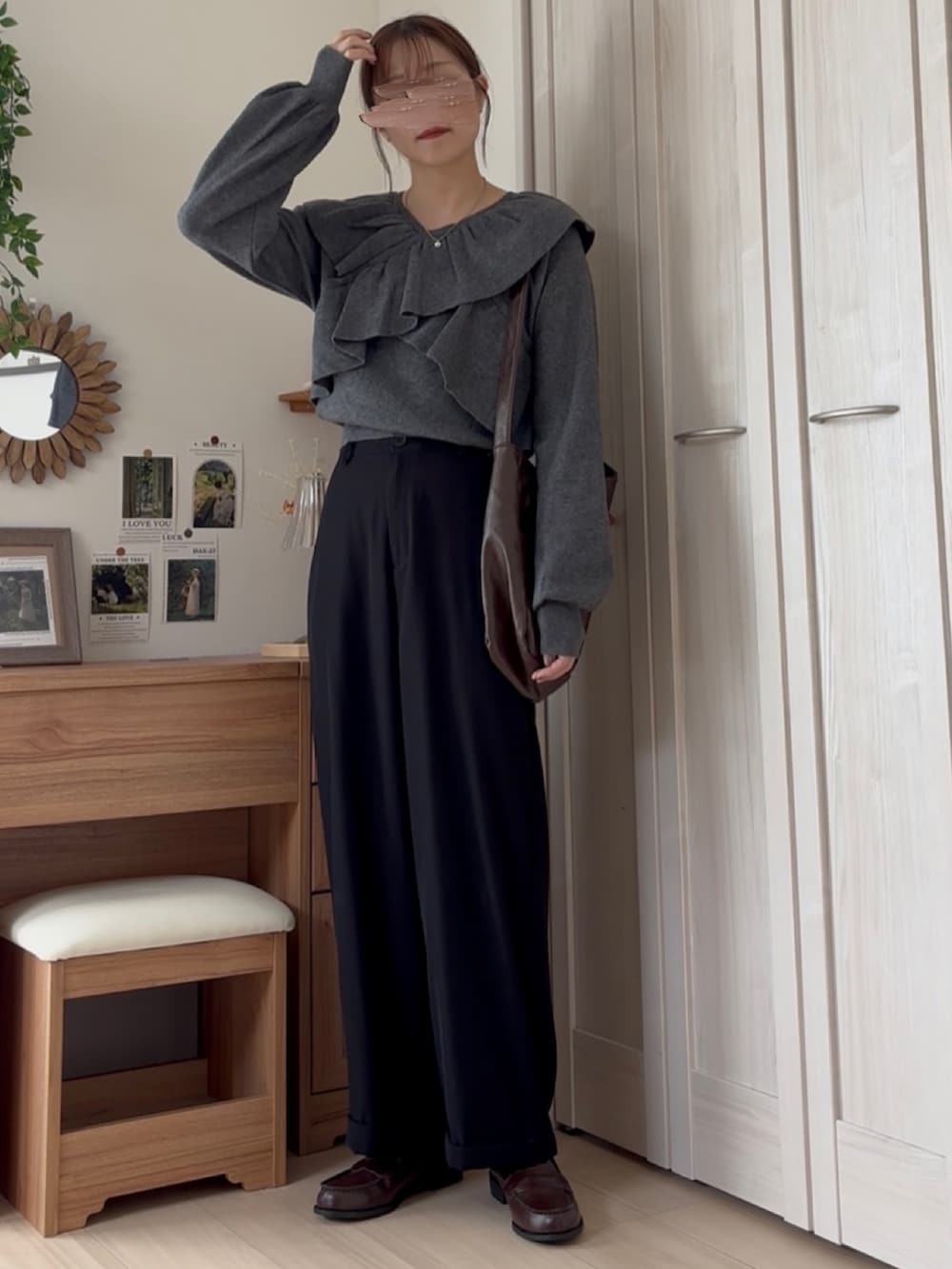 グレー系のニット/セーター、ブラック系のその他パンツを着用したレディースの秋コーディネートの3枚目の写真