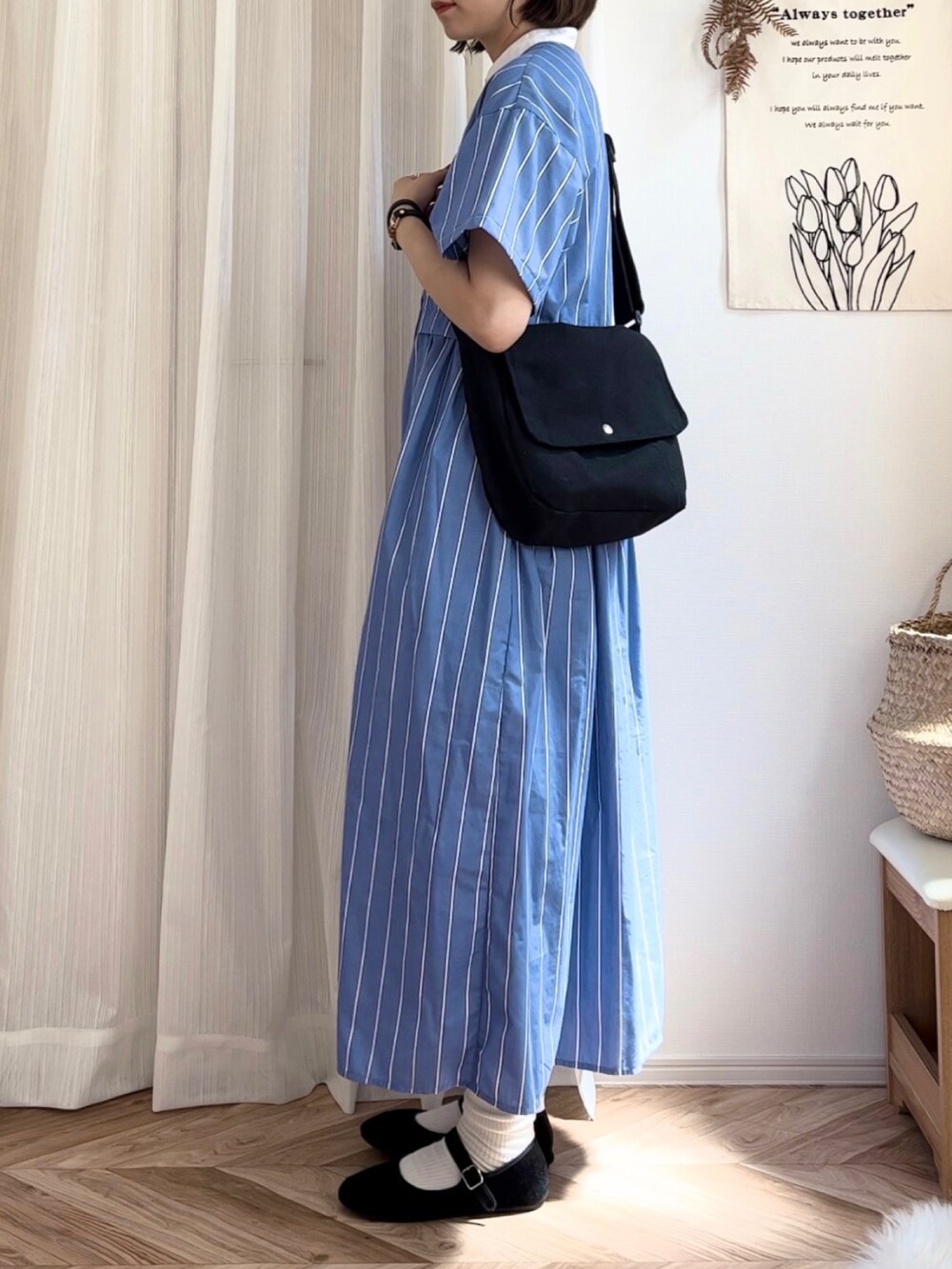 ブルー系のワンピース、ブラック系のショルダーバッグ、ブラック系のバレエシューズを着用したレディースの夏コーディネートの2枚目の写真