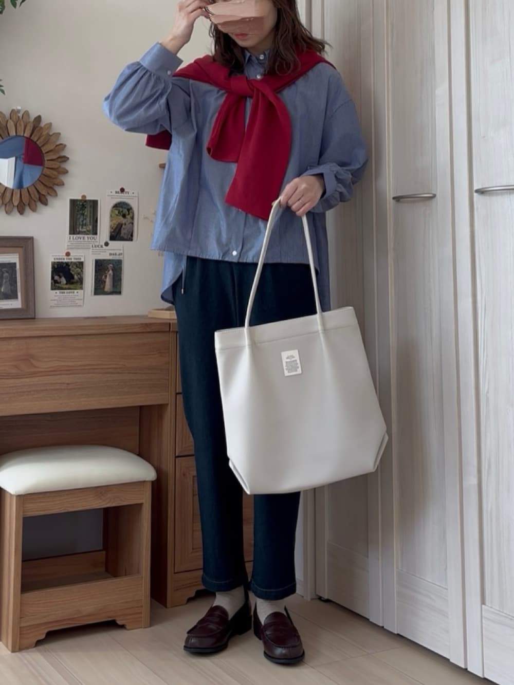 ブルー系のシャツ/ブラウス、ホワイト系のマウンテンパーカー、ブルー系のその他パンツを着用したレディースの春コーディネートの4枚目の写真