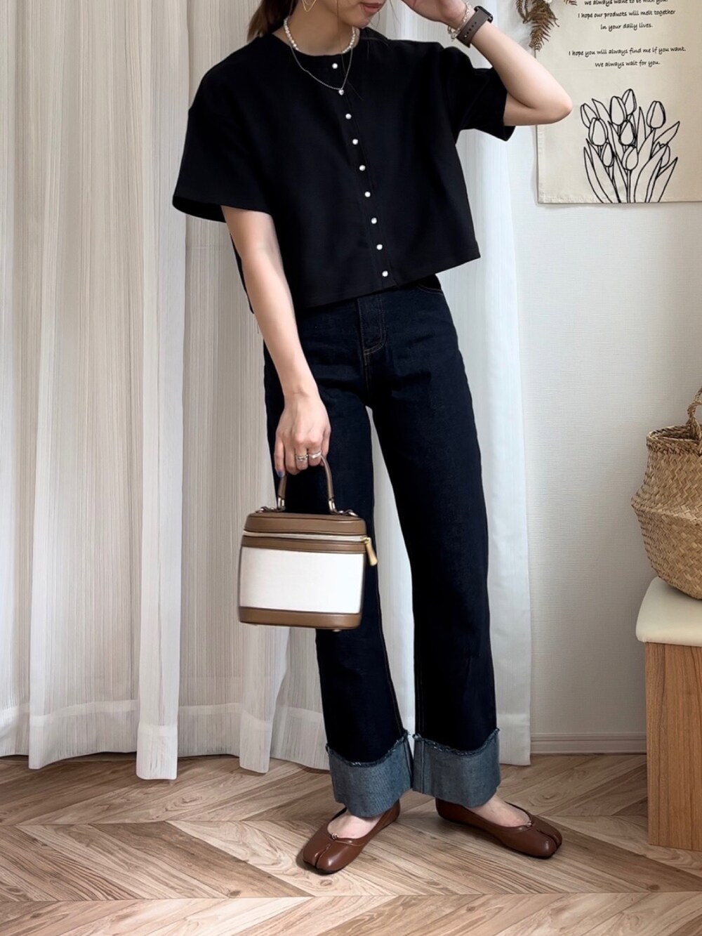 ブラック系のカーディガン/ボレロ、グリーン系のカーディガン/ボレロ、ブルー系のデニムパンツを着用したレディースの夏コーディネートの4枚目の写真