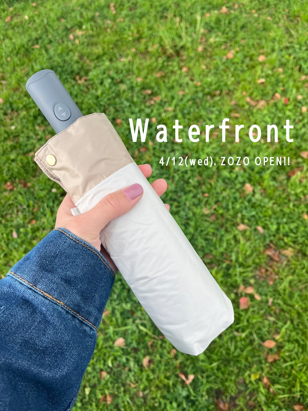 ブラック系のワンピース、ブルー系のデニムジャケット、ブラウン系のショルダーバッグを着用したレディースの春コーディネートの2枚目の写真