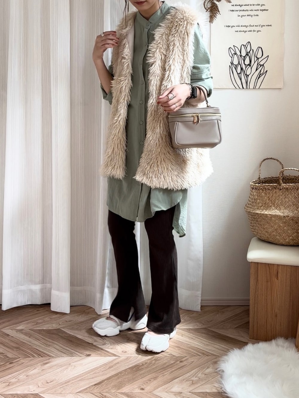 ホワイト系のベスト、グリーン系のシャツ/ブラウス、ホワイト系のサンダルを着用したレディースの夏コーディネートの3枚目の写真