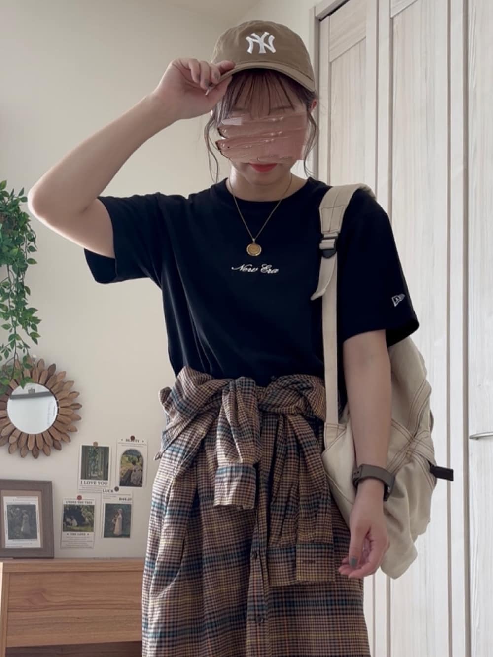 ブラック系のTシャツ/カットソー、ベージュ系のキャップを着用したレディースの秋コーディネートの3枚目の写真
