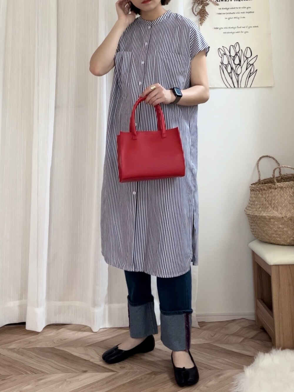 ブルー系のワンピース、ブルー系のデニムパンツ、レッド系のボストンバッグを着用したレディースの夏コーディネートの3枚目の写真