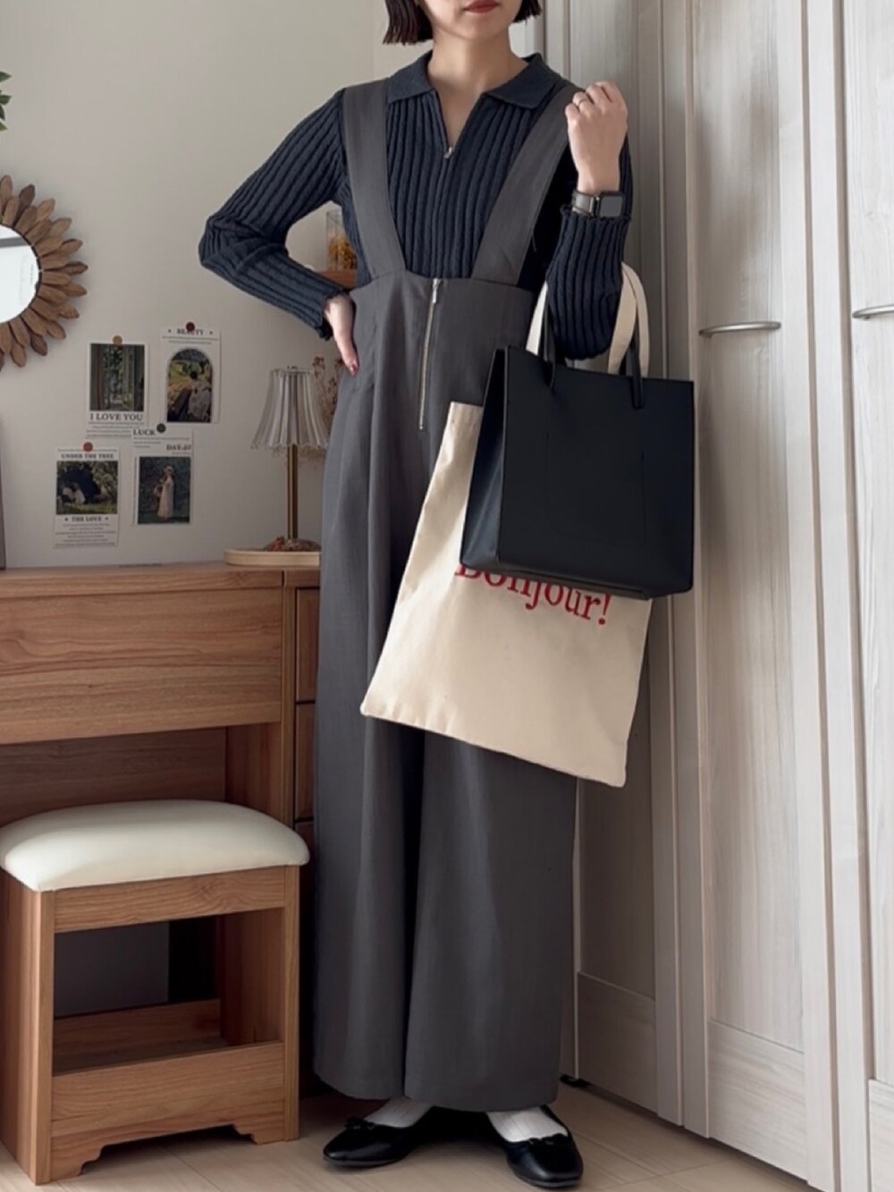 グレー系のカーディガン/ボレロ、グレー系のサロペット/オーバーオール、ブラック系のバレエシューズを着用したレディースの春コーディネートの2枚目の写真