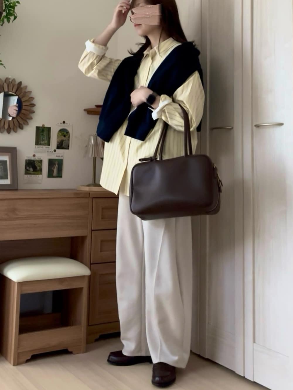 イエロー系のシャツ/ブラウスを着用したレディースの冬コーディネートの2枚目の写真