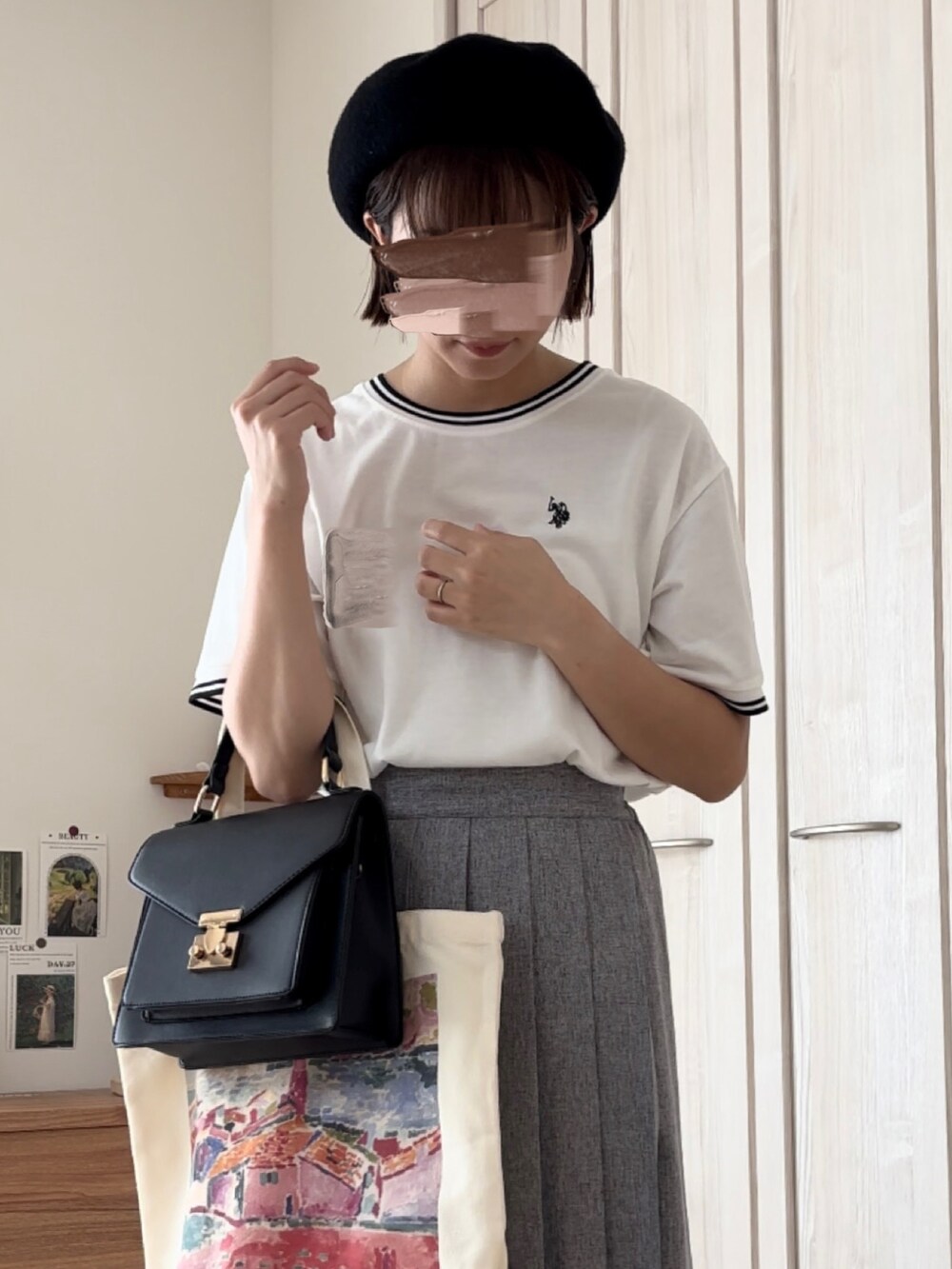 ホワイト系のTシャツ/カットソー、ブラウン系のスカート、ホワイト系のローファーを着用したレディースの夏コーディネートの3枚目の写真