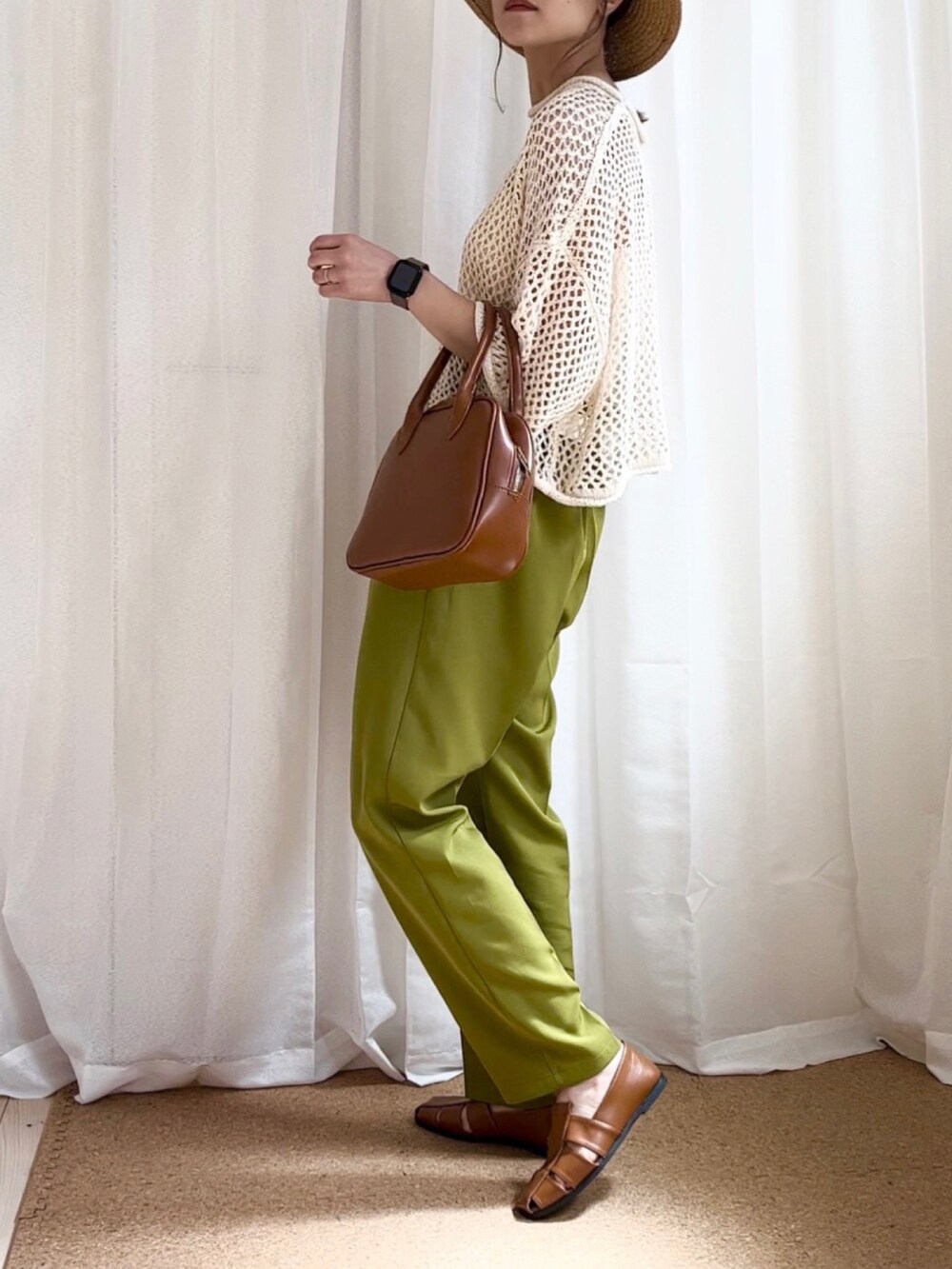 ホワイト系のニット/セーター、ホワイト系のキャミソール、イエロー系のボストンバッグを着用したレディースの春コーディネートの3枚目の写真