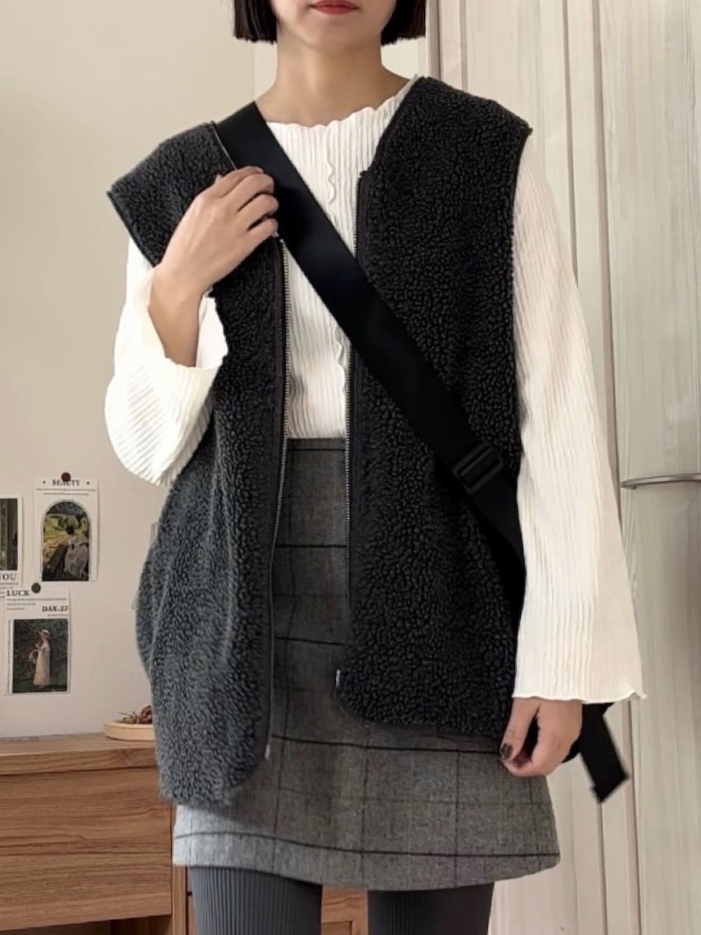 ホワイト系のTシャツ/カットソー、ブラック系のショルダーバッグ、ブラック系のブーツを着用したレディースの秋コーディネートの3枚目の写真