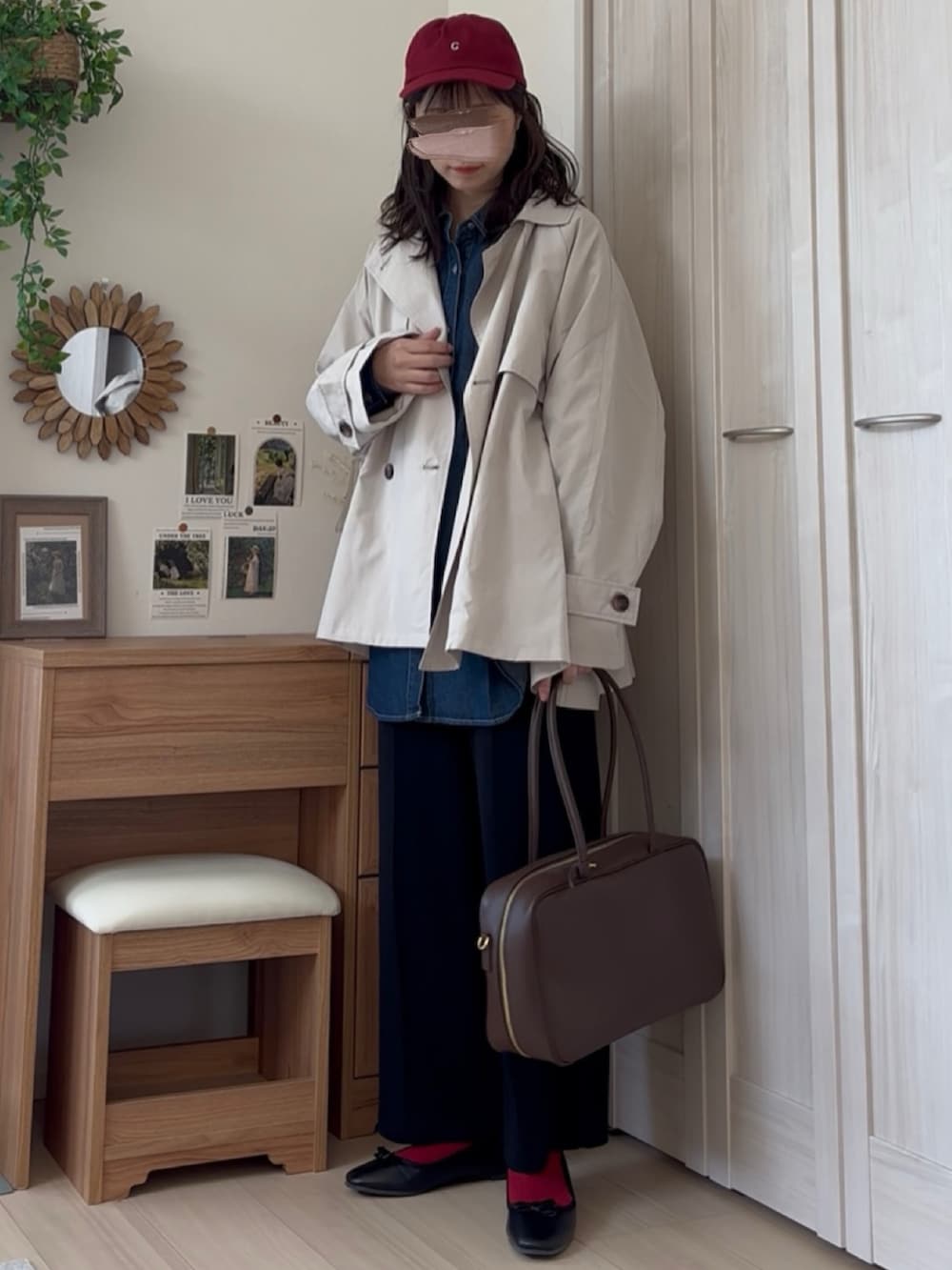 ブルー系のシャツ/ブラウス、ホワイト系のトレンチコート、ブラック系のその他パンツを着用したレディースの春コーディネートの2枚目の写真