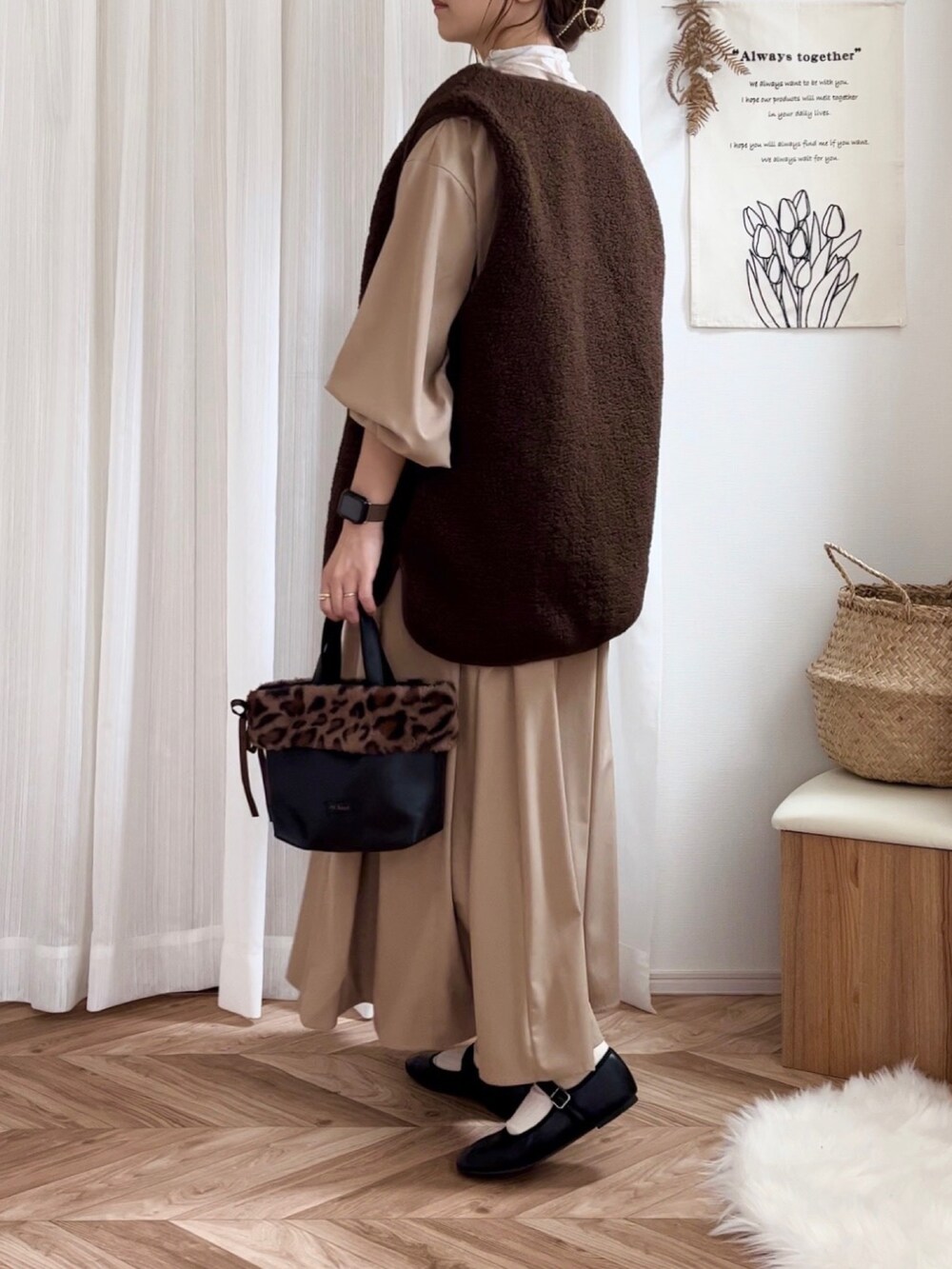 ブラウン系のベスト、ベージュ系のシャツワンピース、ベージュ系のTシャツ/カットソーを着用したレディースの秋コーディネートの3枚目の写真