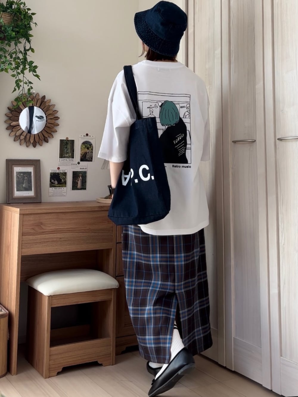 ホワイト系のTシャツ/カットソー、ブラウン系のスカート、ブルー系のトートバッグを着用したレディースの夏コーディネートの2枚目の写真