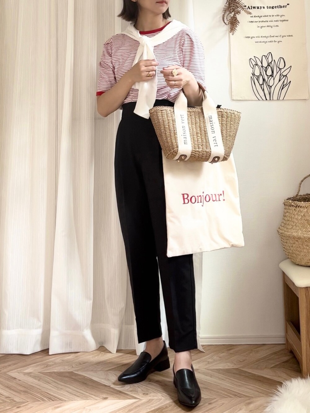 レッド系のTシャツ/カットソー、ブラック系のその他パンツ、レッド系のトートバッグを着用したレディースの夏コーディネートの3枚目の写真