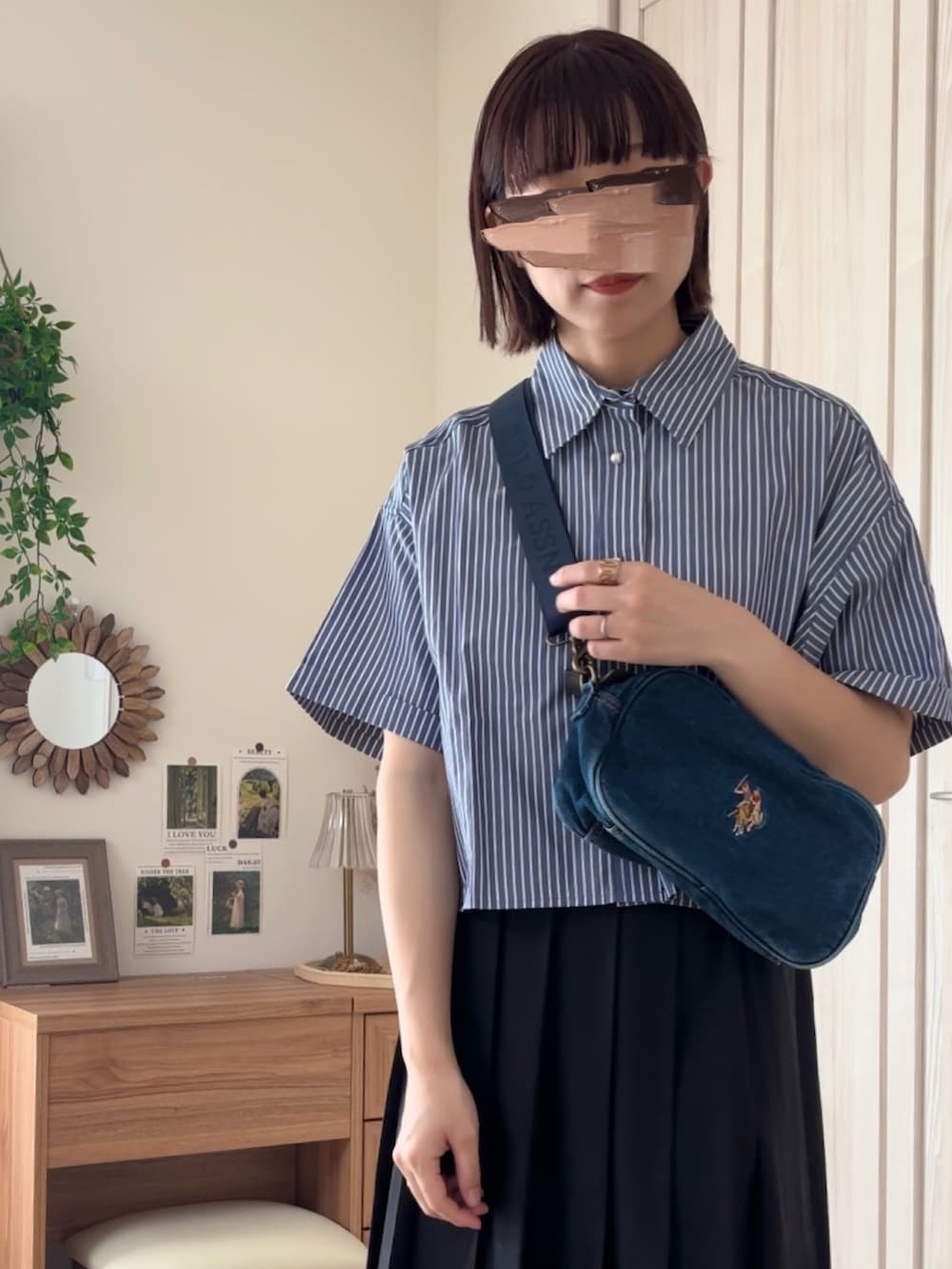 ブルー系のシャツ/ブラウス、ブルー系のショルダーバッグ、ブラック系のスカートを着用したレディースの春コーディネートの3枚目の写真