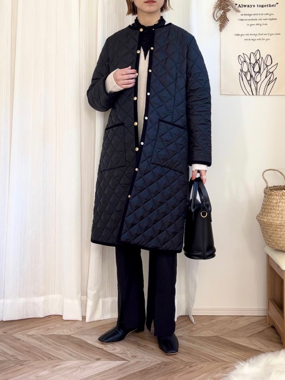 ベージュ系のニット/セーター、ブラック系のその他アウター、ブラック系のブーツを着用したレディースの冬コーディネートの3枚目の写真