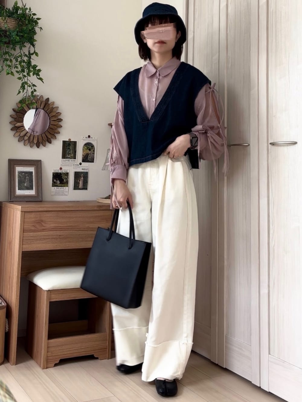 ピンク系のシャツ/ブラウス、ブルー系のベスト、ホワイト系のデニムパンツを着用したレディースの夏コーディネートの3枚目の写真