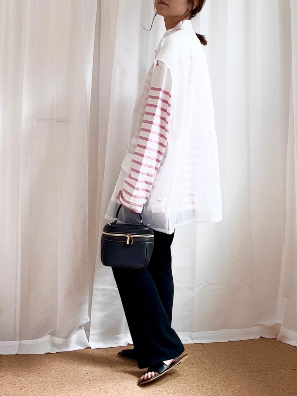 ホワイト系のベスト、ピンク系のTシャツ/カットソー、ブラック系のその他パンツを着用したレディースの夏コーディネートの3枚目の写真