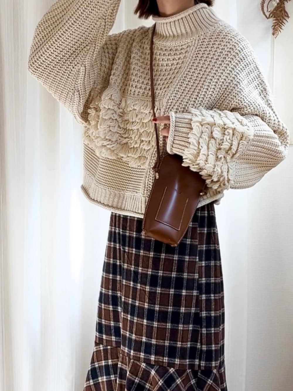 ホワイト系のニット/セーター、イエロー系のショルダーバッグ、イエロー系のローファーを着用したレディースの秋コーディネートの3枚目の写真