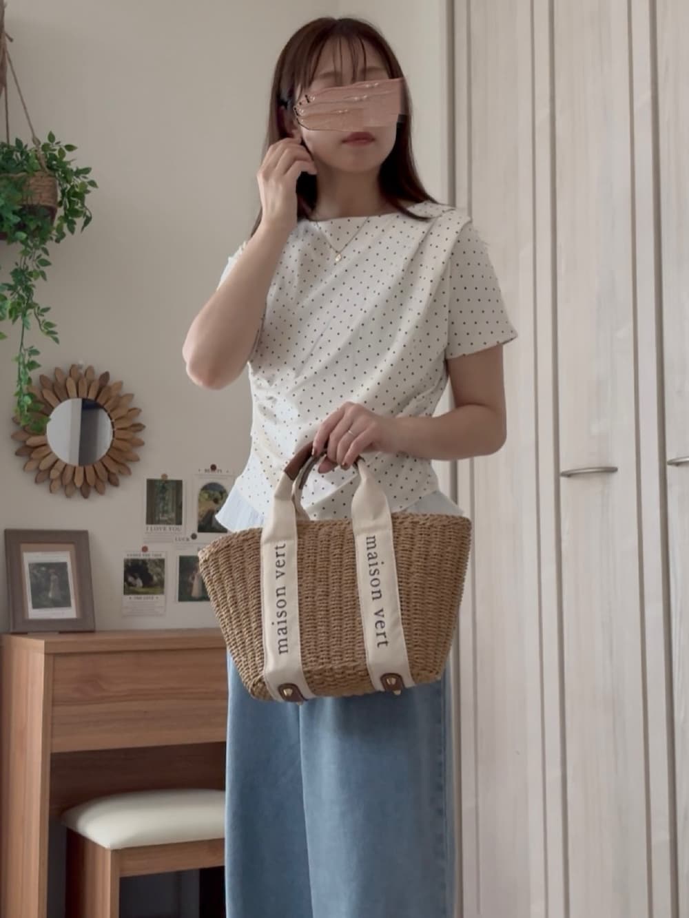 ホワイト系のTシャツ/カットソー、ブルー系のデニムパンツを着用したレディースの夏コーディネートの2枚目の写真