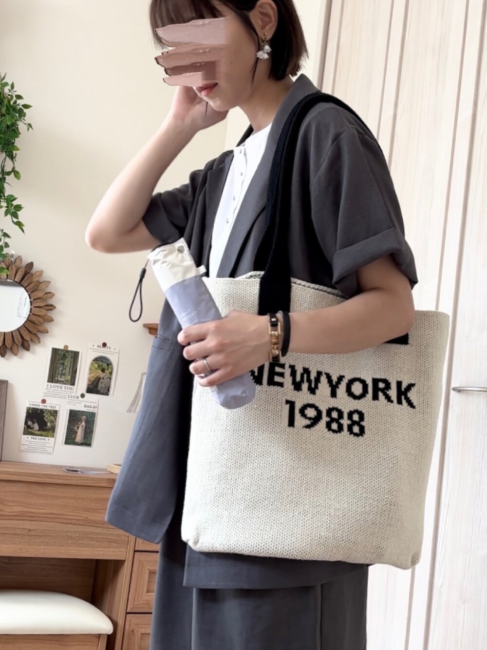 グレー系のテーラードジャケット、グレー系のサロペット/オーバーオール、ホワイト系のTシャツ/カットソーを着用したレディースの夏コーディネートの3枚目の写真