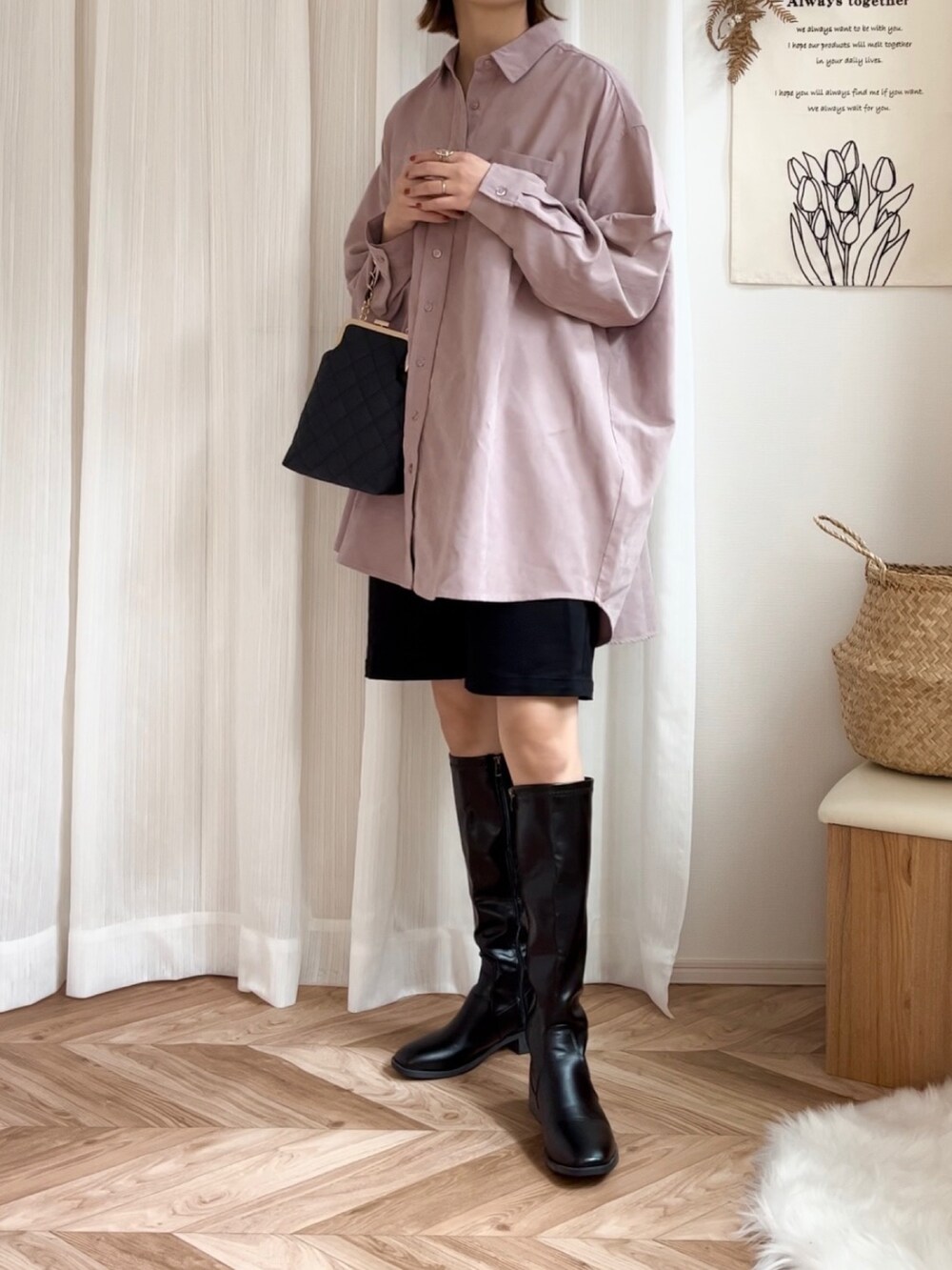 ピンク系のシャツ/ブラウス、ブラック系のその他パンツ、ブラック系のショルダーバッグを着用したレディースの秋コーディネートの3枚目の写真