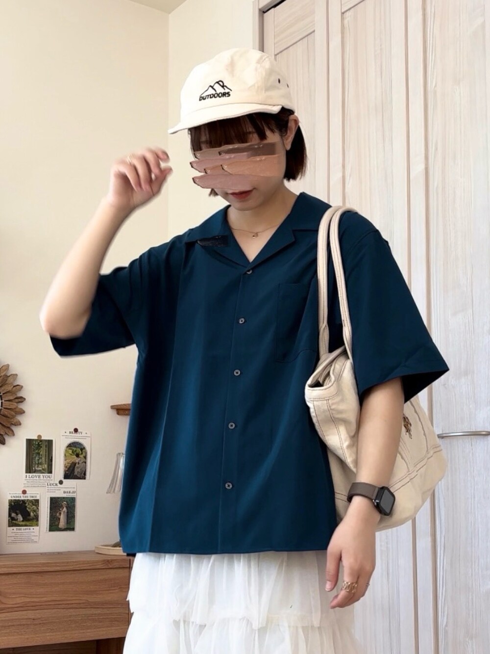 ブルー系のシャツ/ブラウス、ホワイト系のスカート、ホワイト系のトートバッグを着用したレディースの春コーディネートの4枚目の写真