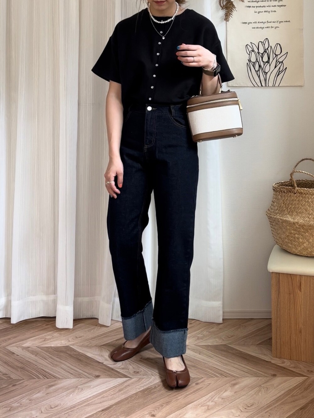 ブラック系のカーディガン/ボレロ、グリーン系のカーディガン/ボレロ、ブルー系のデニムパンツを着用したレディースの夏コーディネートの2枚目の写真