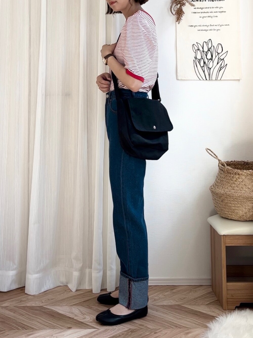 レッド系のTシャツ/カットソー、ブルー系のデニムパンツ、ブラック系のショルダーバッグを着用したレディースの夏コーディネートの2枚目の写真