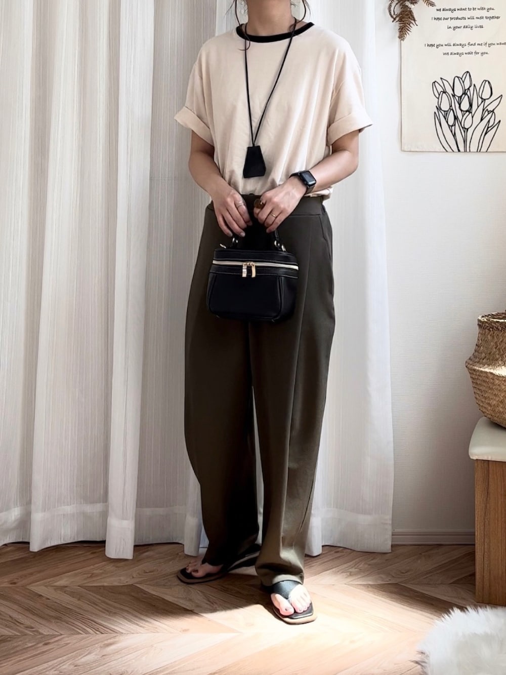 ベージュ系のTシャツ/カットソー、グリーン系のその他パンツ、ブラック系のサンダルを着用したレディースの夏コーディネートの3枚目の写真