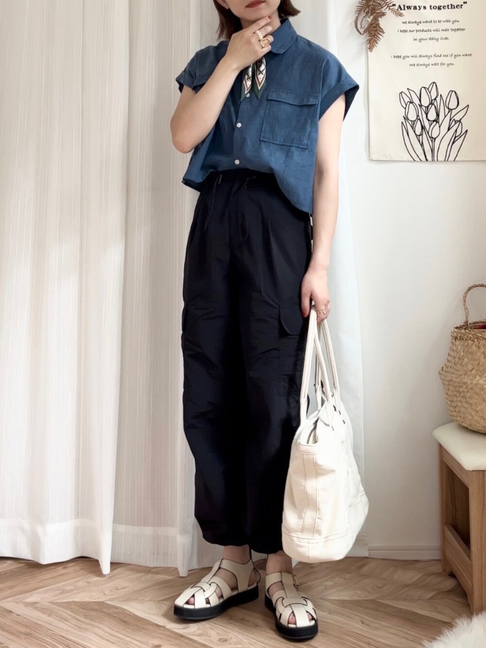 ブルー系のシャツ/ブラウス、ブラック系のその他パンツ、ホワイト系のトートバッグを着用したレディースの夏コーディネートの4枚目の写真