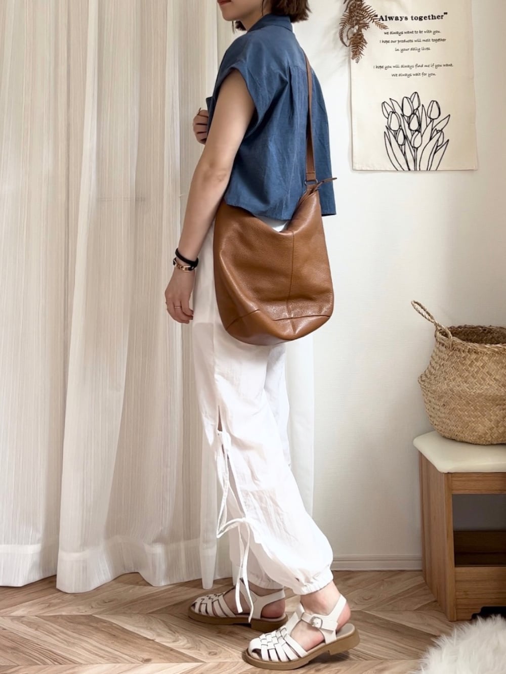 ブルー系のシャツ/ブラウス、ホワイト系のカーゴパンツを着用したレディースの夏コーディネートの3枚目の写真