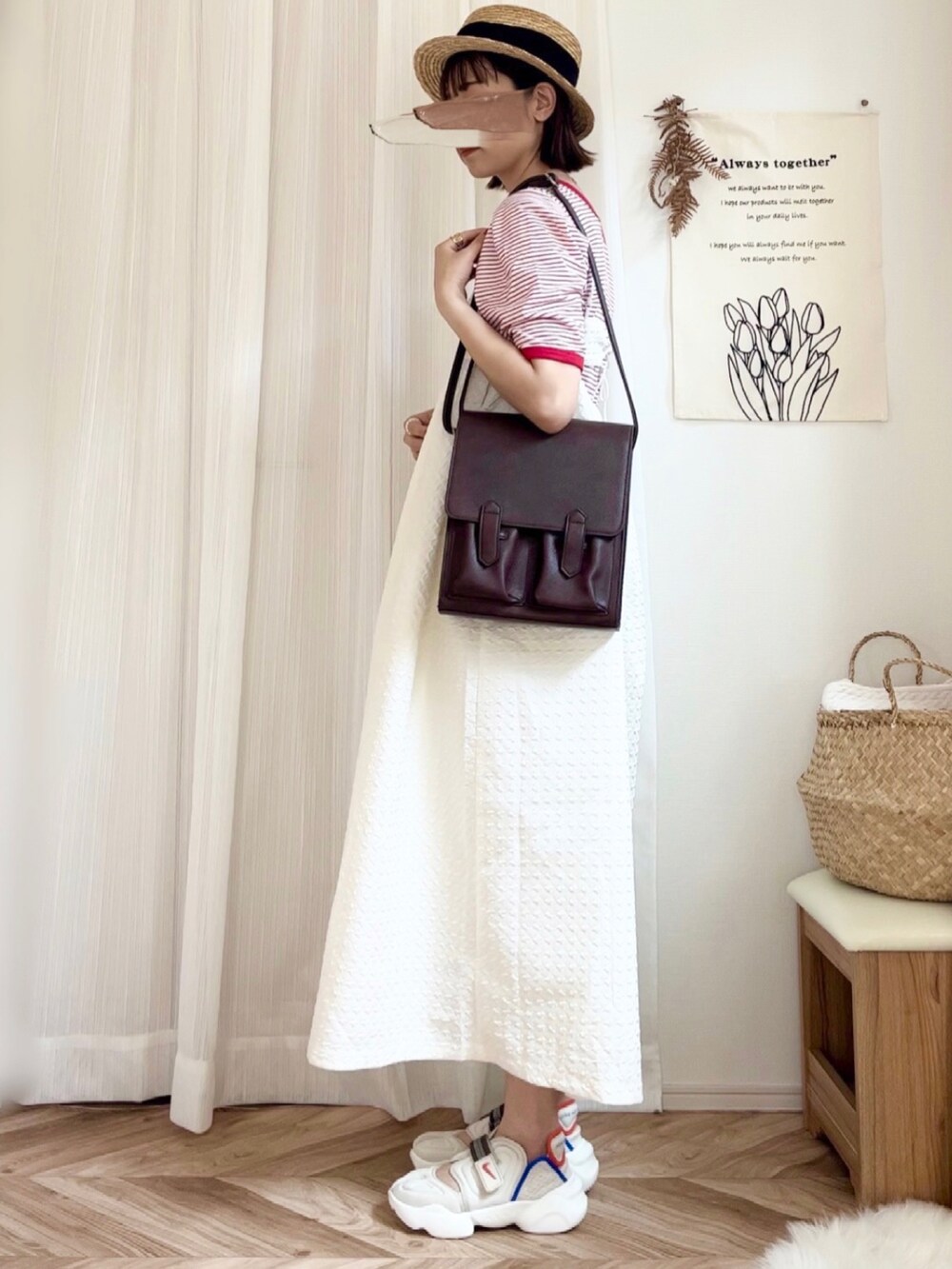 レッド系のTシャツ/カットソー、ホワイト系のワンピース、ブラウン系のショルダーバッグを着用したレディースの夏コーディネートの3枚目の写真