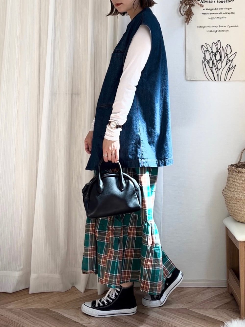 ホワイト系のTシャツ/カットソー、グリーン系のワンピース、ブルー系のベストを着用したレディースの秋コーディネートの2枚目の写真