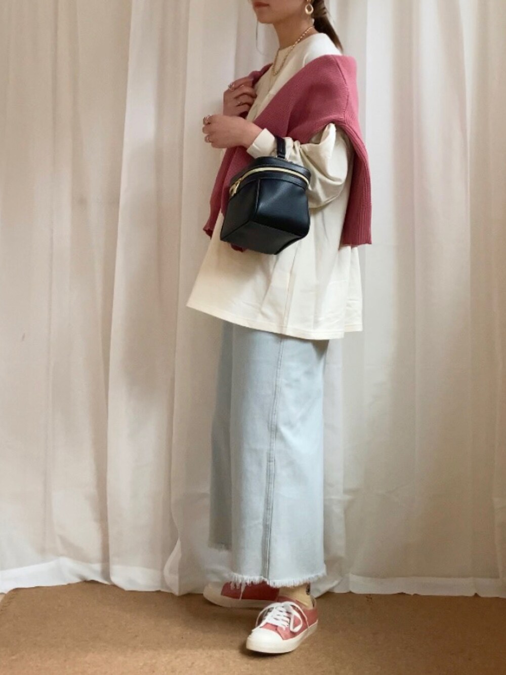 ホワイト系のTシャツ/カットソー、ピンク系のカーディガン/ボレロ、ブルー系のスカートを着用したレディースの春コーディネートの4枚目の写真