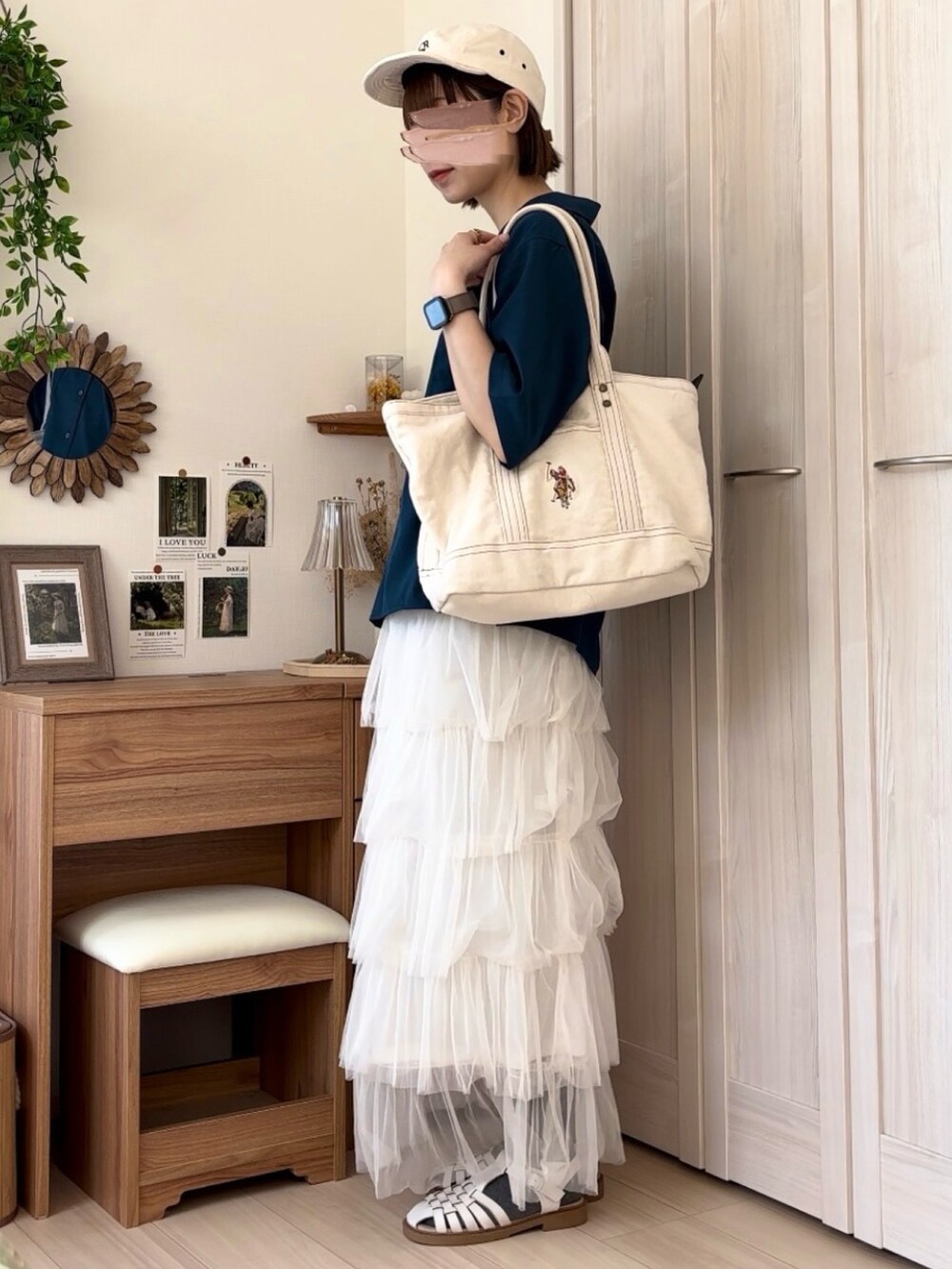 ブルー系のシャツ/ブラウス、ホワイト系のスカート、ホワイト系のトートバッグを着用したレディースの春コーディネートの3枚目の写真