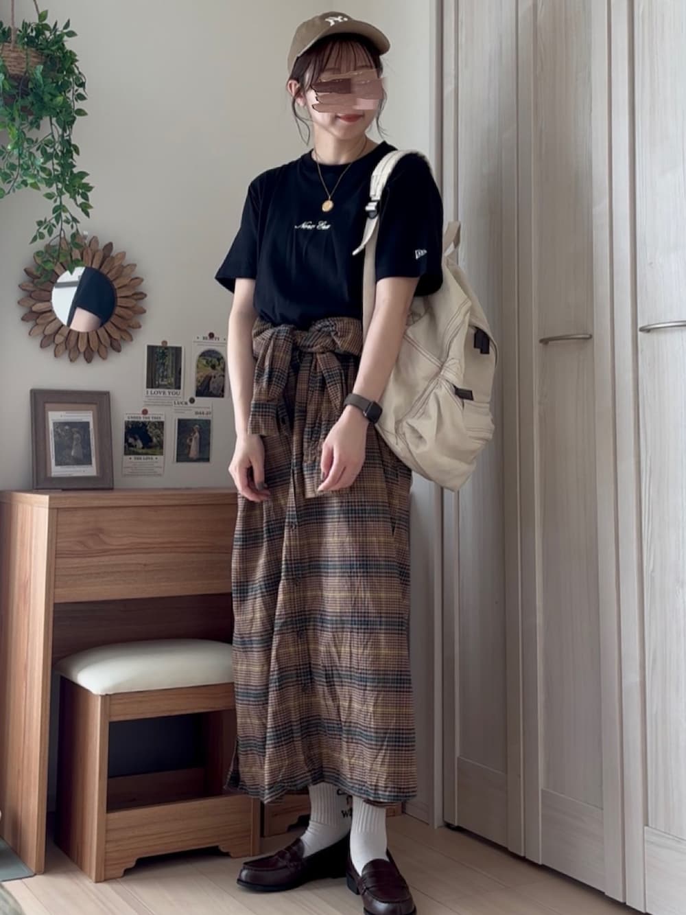 ブラック系のTシャツ/カットソー、ベージュ系のキャップを着用したレディースの秋コーディネートの2枚目の写真