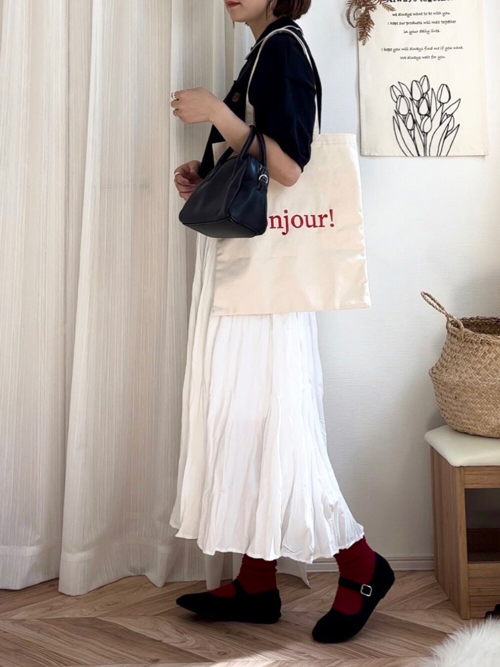 ブラック系のポロシャツ、レッド系のトートバッグ、ブラック系のボストンバッグを着用したレディースの夏コーディネートの2枚目の写真