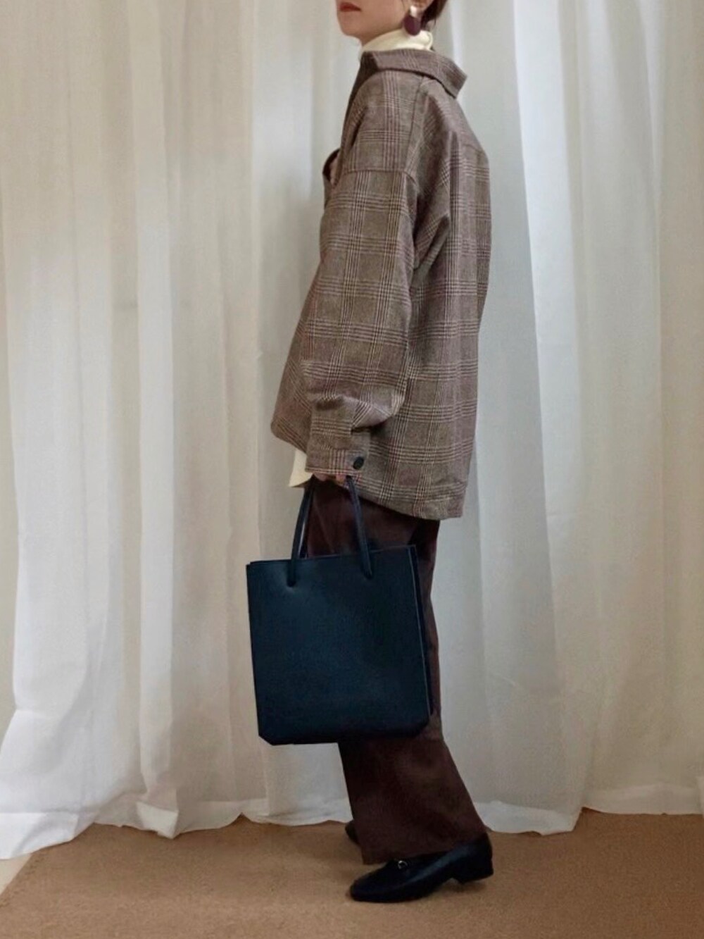 ベージュ系のシャツ/ブラウス、ホワイト系のTシャツ/カットソー、ブラック系のトートバッグを着用したレディースの冬コーディネートの2枚目の写真